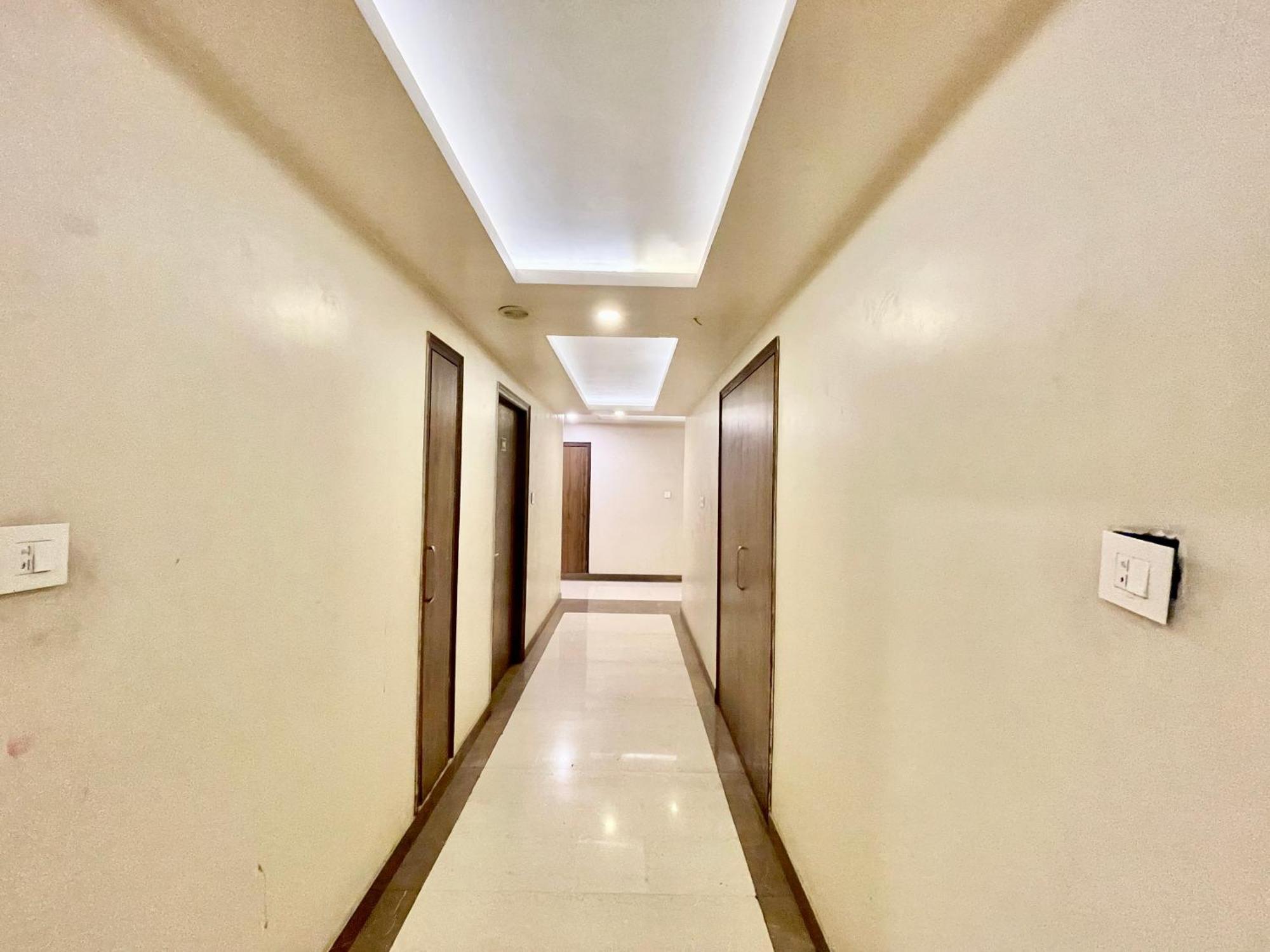 Hotel Rudraksh ! Varanasi !Fully-Air-Conditioned Hotel At Prime Location With Parking Availability, Near Kashi Vishwanath Temple, And Ganga Ghat 2 Экстерьер фото