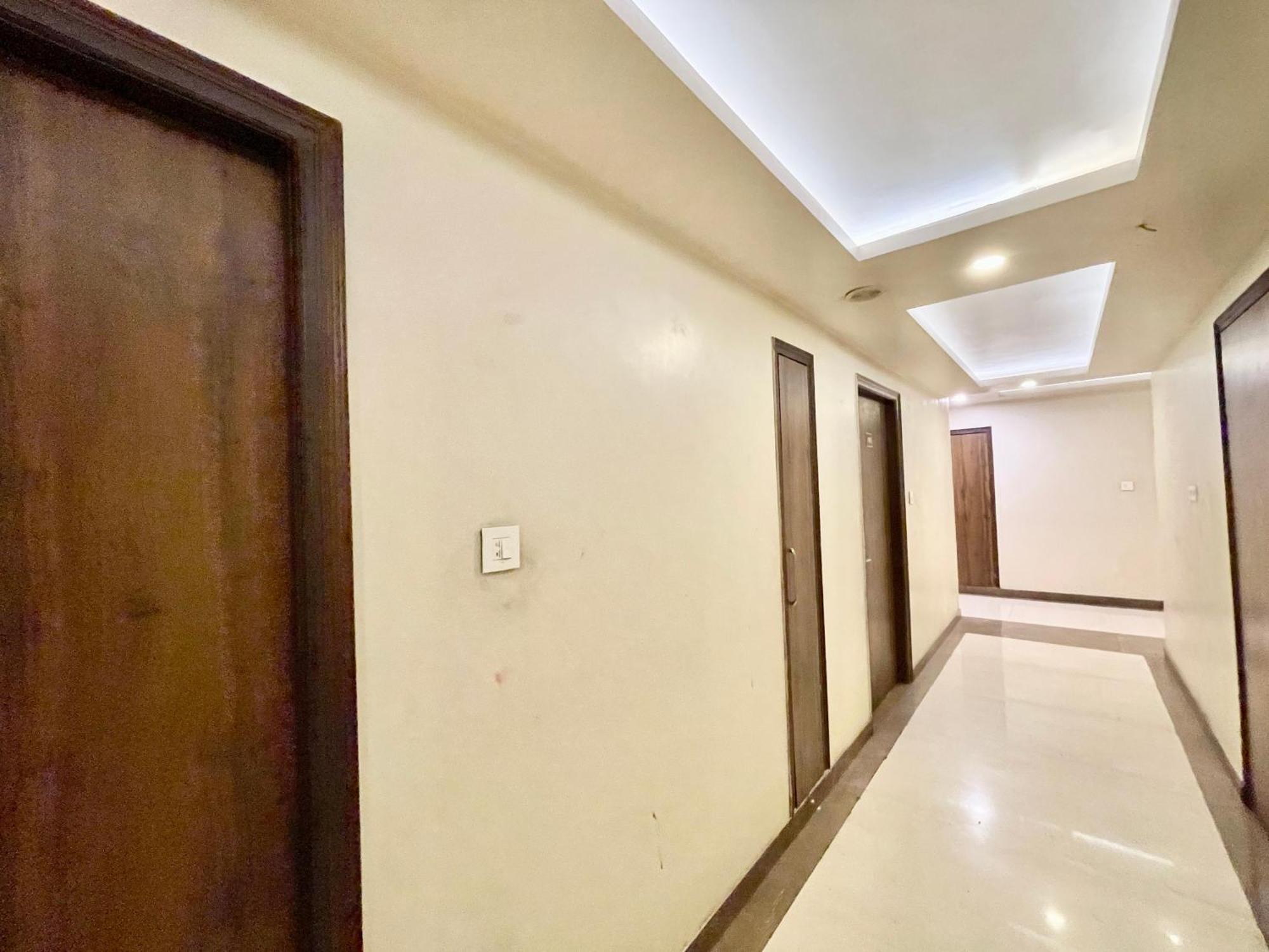 Hotel Rudraksh ! Varanasi !Fully-Air-Conditioned Hotel At Prime Location With Parking Availability, Near Kashi Vishwanath Temple, And Ganga Ghat 2 Экстерьер фото