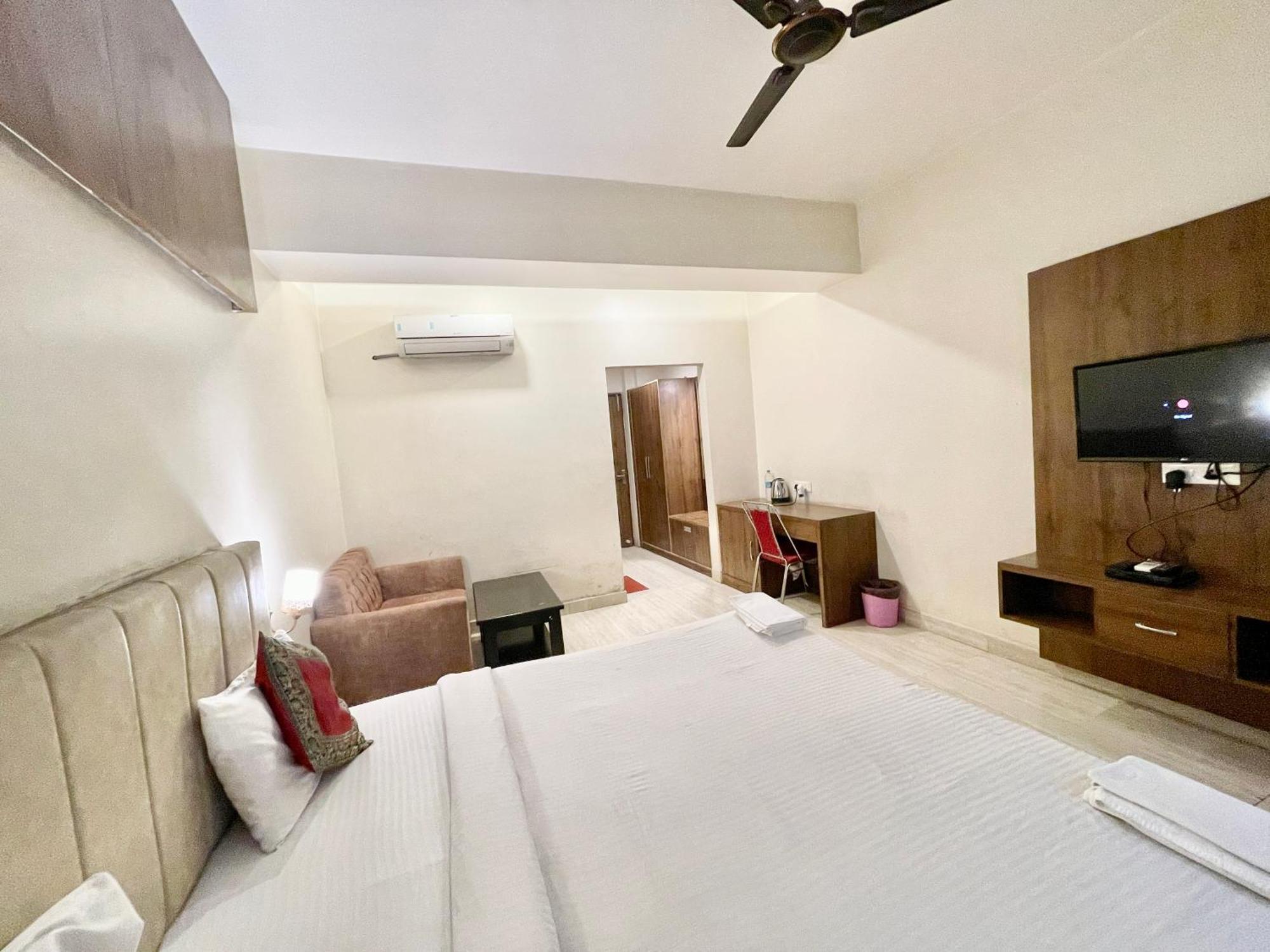 Hotel Rudraksh ! Varanasi !Fully-Air-Conditioned Hotel At Prime Location With Parking Availability, Near Kashi Vishwanath Temple, And Ganga Ghat 2 Экстерьер фото