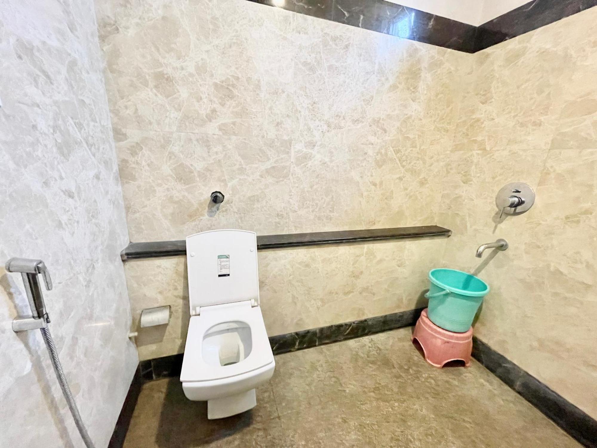 Hotel Rudraksh ! Varanasi !Fully-Air-Conditioned Hotel At Prime Location With Parking Availability, Near Kashi Vishwanath Temple, And Ganga Ghat 2 Экстерьер фото
