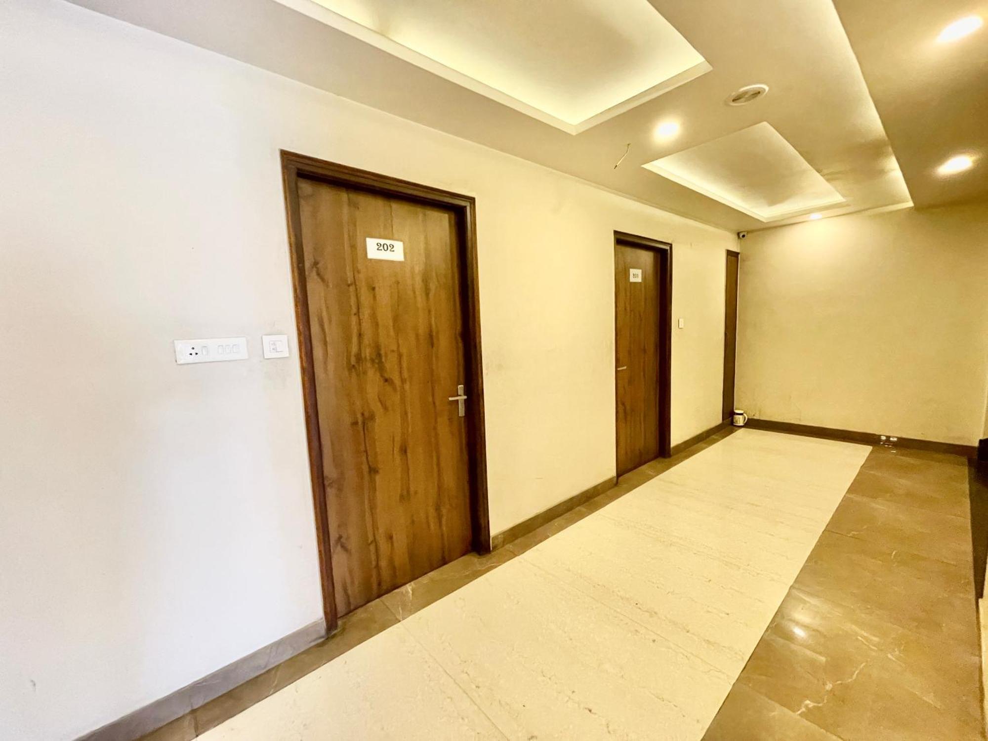 Hotel Rudraksh ! Varanasi !Fully-Air-Conditioned Hotel At Prime Location With Parking Availability, Near Kashi Vishwanath Temple, And Ganga Ghat 2 Экстерьер фото