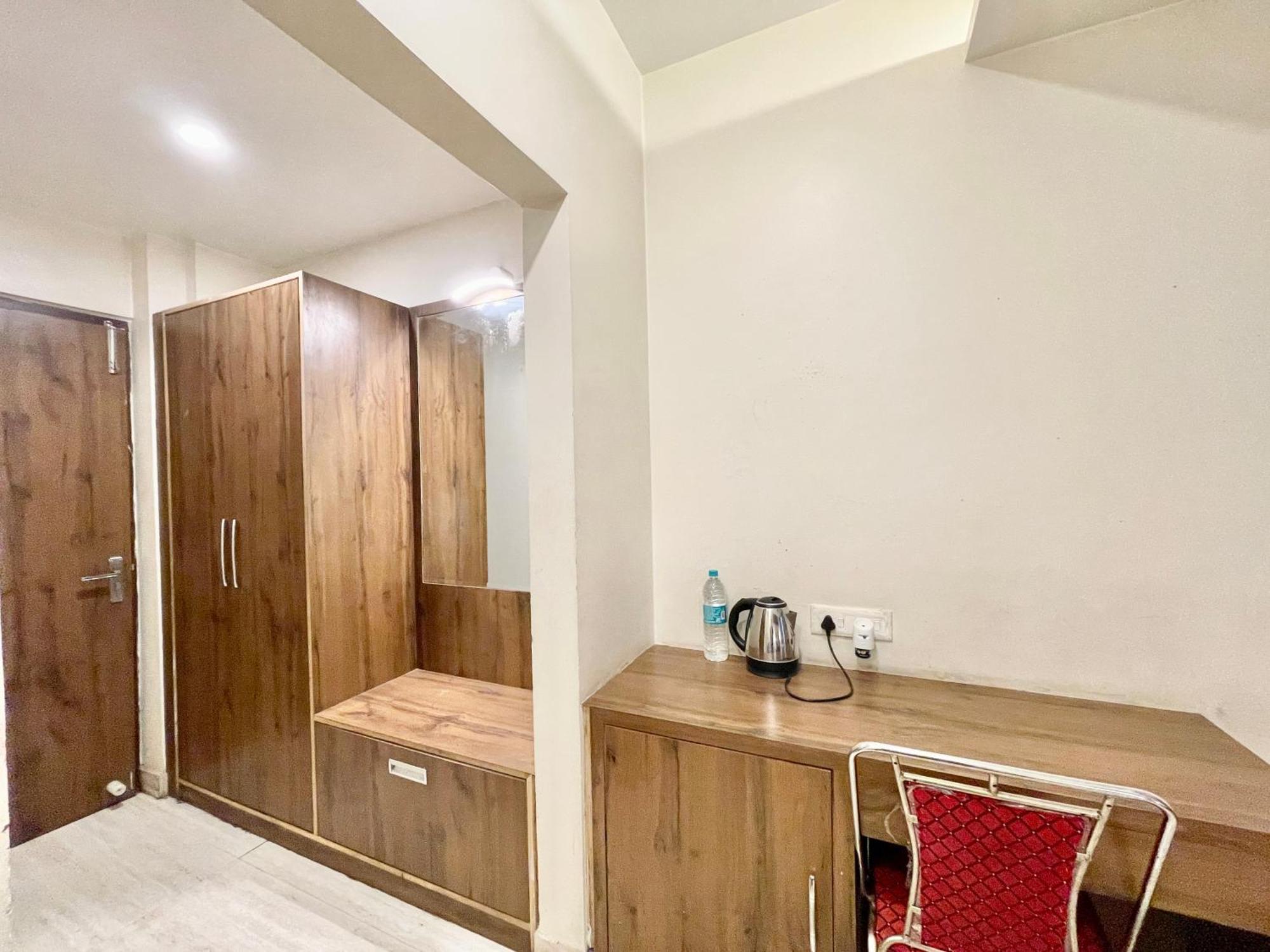 Hotel Rudraksh ! Varanasi !Fully-Air-Conditioned Hotel At Prime Location With Parking Availability, Near Kashi Vishwanath Temple, And Ganga Ghat 2 Экстерьер фото