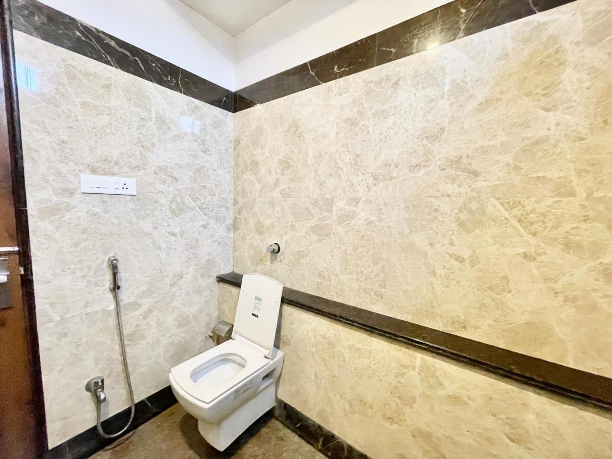 Hotel Rudraksh ! Varanasi !Fully-Air-Conditioned Hotel At Prime Location With Parking Availability, Near Kashi Vishwanath Temple, And Ganga Ghat 2 Экстерьер фото