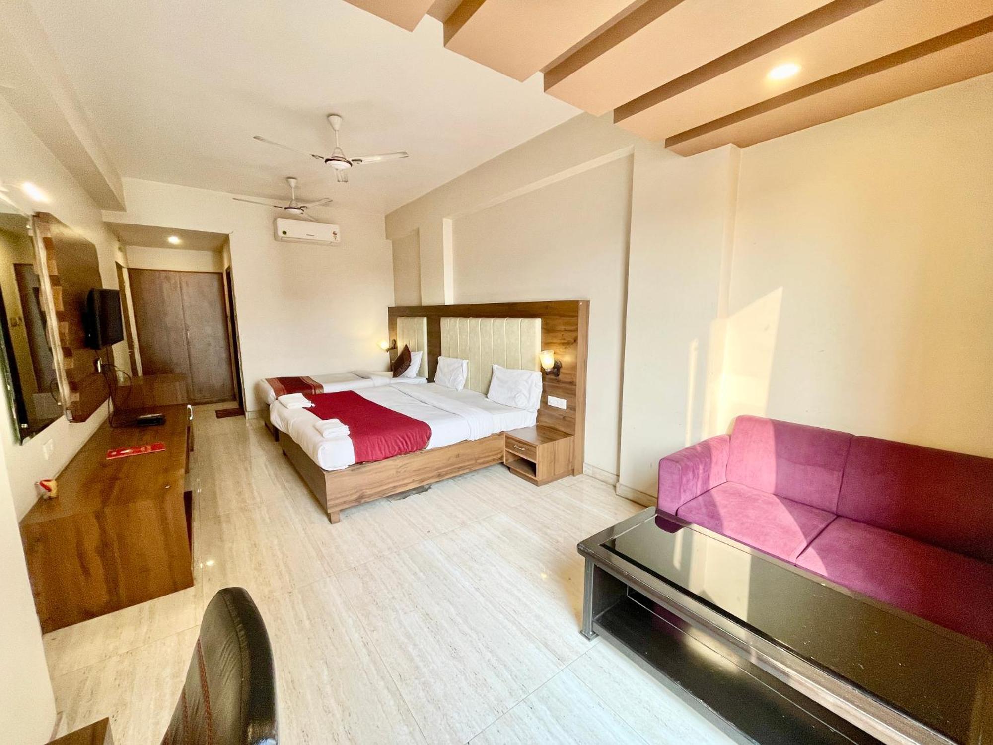Hotel Rudraksh ! Varanasi !Fully-Air-Conditioned Hotel At Prime Location With Parking Availability, Near Kashi Vishwanath Temple, And Ganga Ghat 2 Экстерьер фото