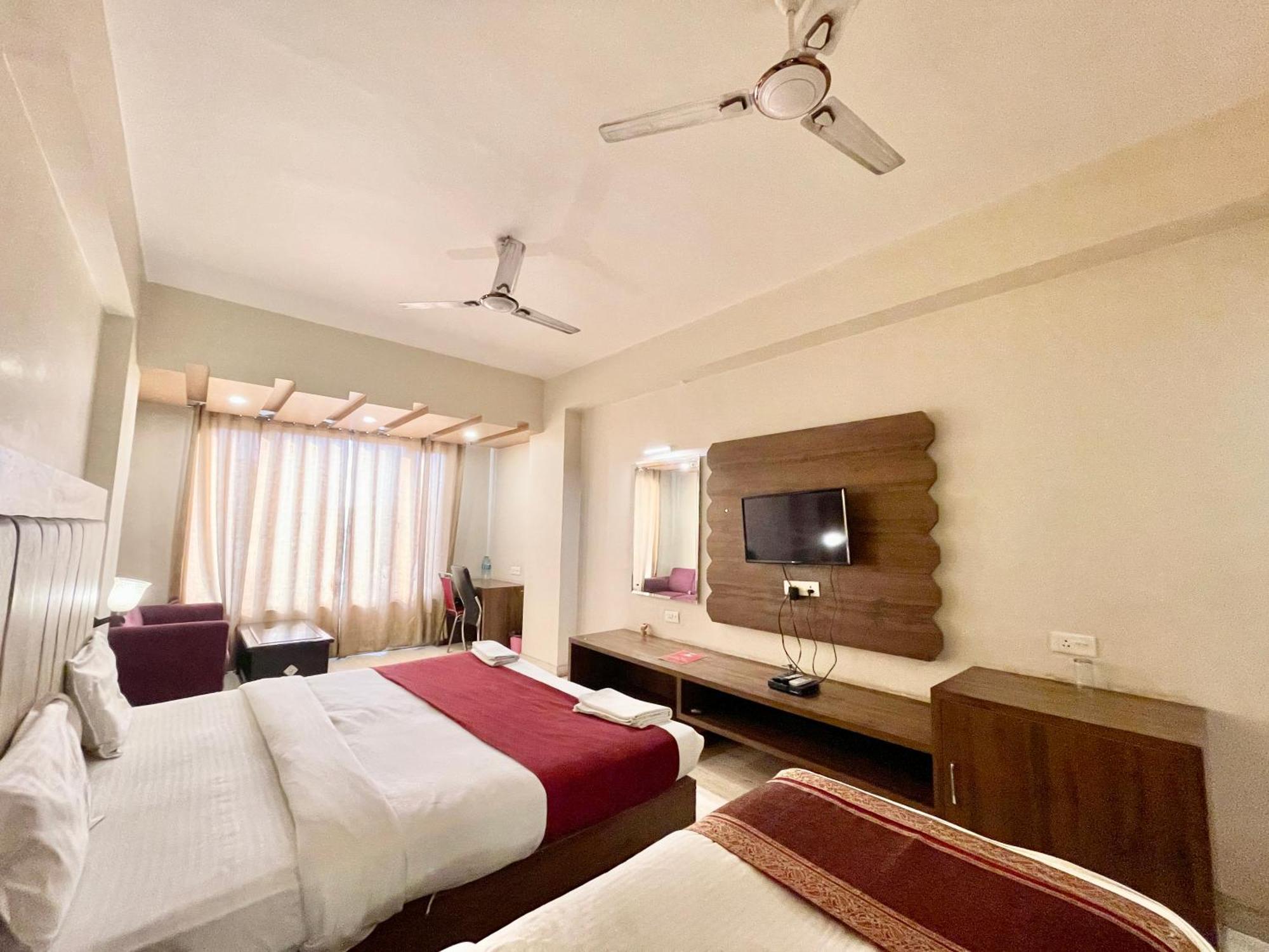 Hotel Rudraksh ! Varanasi !Fully-Air-Conditioned Hotel At Prime Location With Parking Availability, Near Kashi Vishwanath Temple, And Ganga Ghat 2 Экстерьер фото